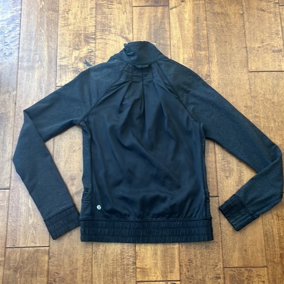 Lululemon Blissed Out Black Jacket Size 2 - Picture 7 of 16